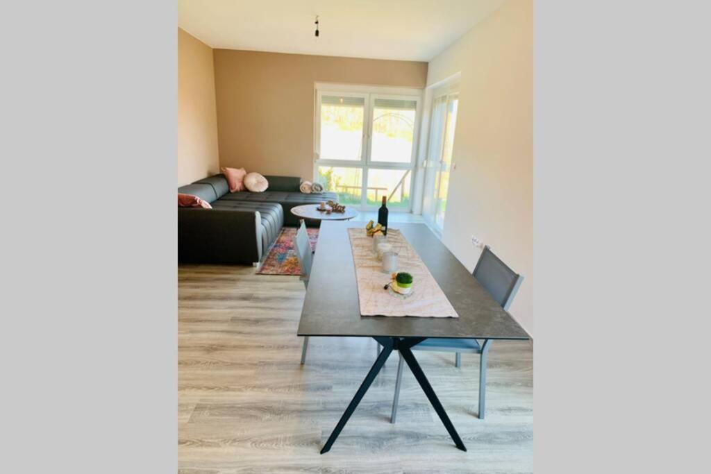 Appartement Gaestetraum Mit Wunderschoenem Ausblick Und Garten à Muhldorf Bei Feldbach Extérieur photo