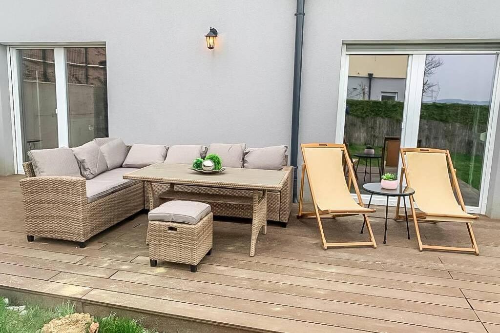 Appartement Gaestetraum Mit Wunderschoenem Ausblick Und Garten à Muhldorf Bei Feldbach Extérieur photo